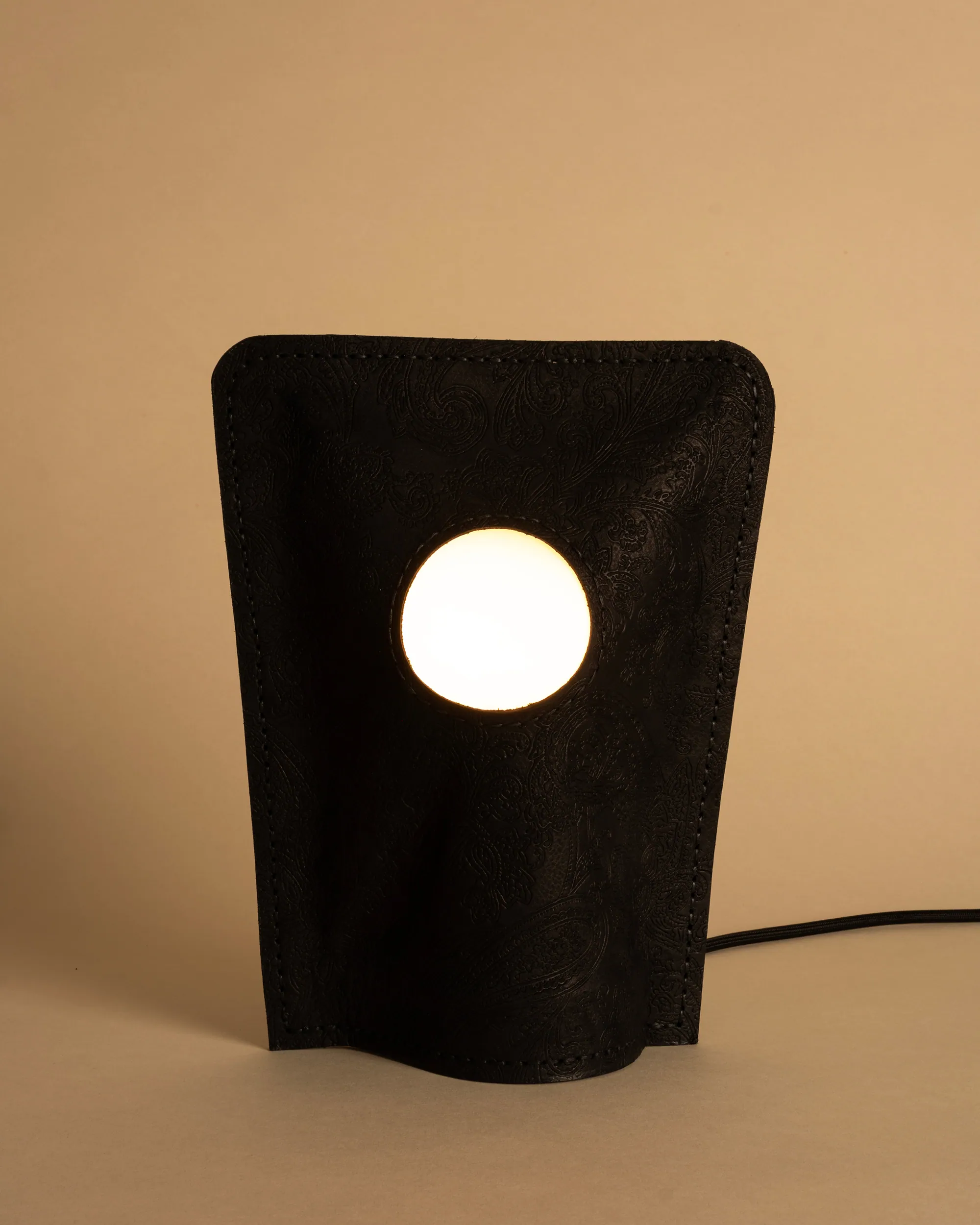 Plico Mini, Black Paisley Embossed, lit
