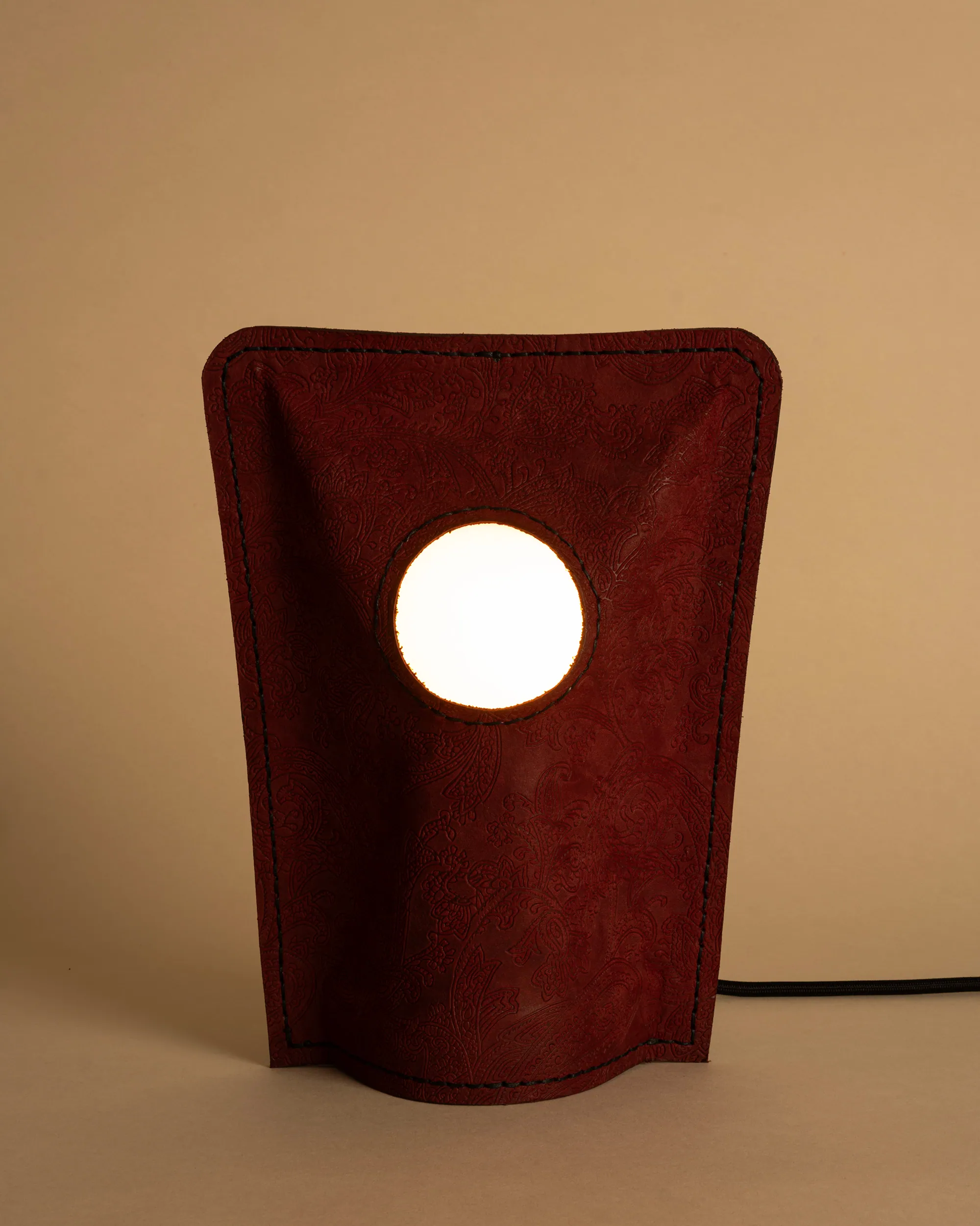 Plico Mini, Bordo Şal Desen Gofra, ışığı açıkken